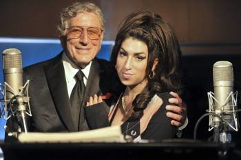 Fotografía facilitada por Sony del cantante Tony Bennett (d.) y de Amy Winehouse durante la grabación de un disco de duetos (Foto: Archivo EFE)
