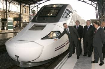 El ministro de Fomento, José Blanco, toca el tren híbrido Alvia-730 (Foto: EFE)
