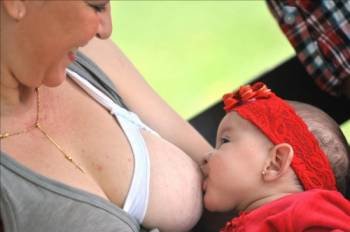 Una mujer amamantando a su hijo (Foto: EFE)