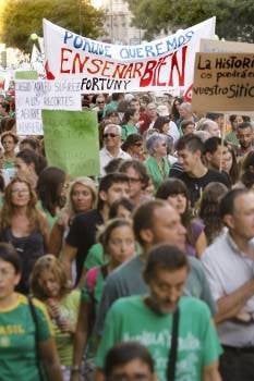 Imagen de la marcha que recorrió ayer Madrid en protesta por el aumento de horas lectivas a los docentes. (Foto: F. ALVARADO)