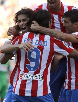 Falcao celebra con sus compañeros uno de los goles. (Foto: KOTE RODRIGO)