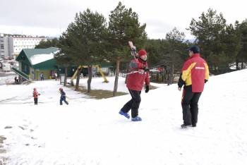 Un grupo de esquiadores disfruta de la estación de montaña de Manzaneda (Foto: L.B.)