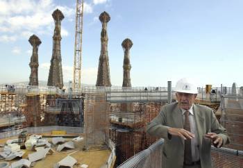 El director de las obras de la Basilica, Jordi Bonet, junto a la sala del Crucero de la Sagrada Familia (Foto: TONI ALBIR)