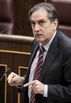  El ministro de Trabajo, Valeriano Gómez, durante su intervención en la última sesión de control parlamentario de la legislatura (Foto: EFE)