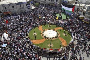 Varios palestinos participan en una manifestación en la ciudad cisjordana de Naplusa (Foto: EFE)