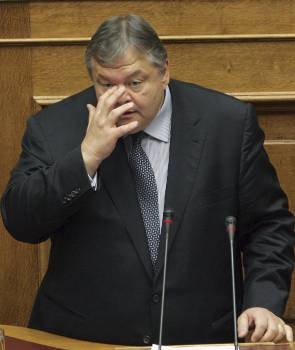 El ministro de Finanzas heleno, Angelos Venizelos, interviene durante la sesión celebrada en el Parlamento (Foto: EFE)