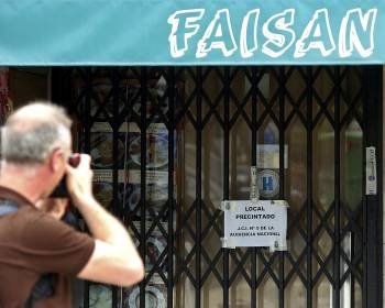 Fotografía de archivo (20/06/06) de la entrada del bar Faisán, en las inmediaciones de la frontera de Irún (Foto: EFE)