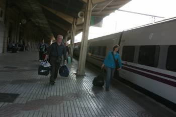 Viajeros en la estación de A Ponte se dirigen a tomar un tren a Madrid. (Foto: ARCHIVO)