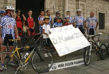 El club ciclista Villanueva celebra la elección de Ponferrada en la puerta del Ayuntamiento. (Foto: ANA F. BARREDO)