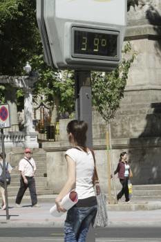 Térmometro situado en San Lázaro en Ourense tomada en uno de los días más calurosos del verano. (Foto: MIGUEL ÁNGEL)