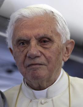 El papa Benedicto XVI durante el trayecto en avión desde Roma al aeropuerto Tegel de Berlín (Foto: EFE)