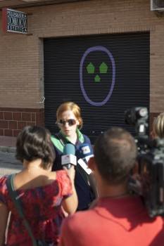Una joven atiende a los medios de comunicación ante la puerta de la peluquería de Pucol (Valencia) que regentaba la mujer que falleció anoche tras ser agredida con un arma blanca por su pareja en el interior del local. (Foto: EFE)