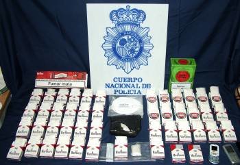 Fotografía facilitada por la Policía Nacional tras el desmantelamiento en Ibiza de una banda de traficantes de cocaína, procedente de Argentina y camuflada principalmente en paquetes de tabaco