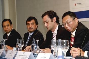 Encuentro empresarial de inversores chinos celebrado en el Club Financiero de Vigo (Foto: EFE)