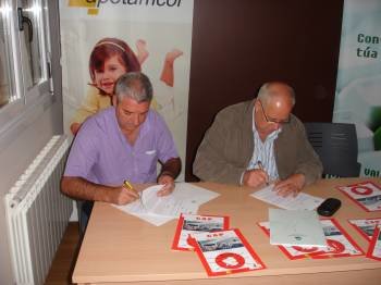 Alberto Vila y Felipe Rodríguez firman el convenio de colaboración de Apetamcor con Aeva. (Foto: J.C.)