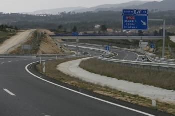 La autovía tiene 14 kilómetros y enlaza con la A-24 portuguesa en Feces de Abaixo. (Foto: MARCOS ATRIO)