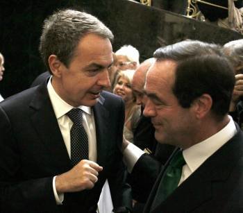 El presidente del Gobierno, José Luis Rodríguez Zapatero y el presidente del Congreso José Bono, ayer en el parlamento. (Foto: S. BARRENECHEA)