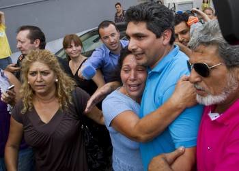 Juan José Cortés, padre de la niña Mariluz, se abraza a su madre a la salida del Juzgado. (Foto: JULIÁN PÉREZ)