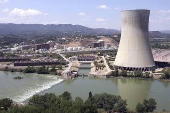 Vista general de la central nuclear de Ascó II (Tarragona). (Foto: JAUME SELLART)