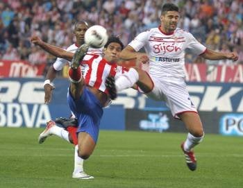 Falcao se lleva un balón entre la defensa del Sporting. (Foto: VÍCTOR LERENA)