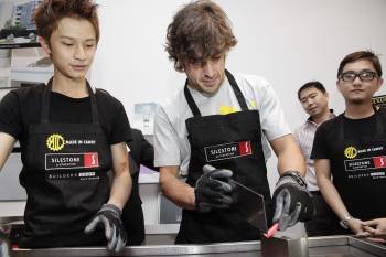 Fernando Alonso, en labores de cocinero durante un acto promocional ayer en Singapur.