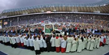 Benedicto XVI en el papamóvil que le levó al estadio olímpico de Berlín, ante 60.000 personas. (Foto: HANSCHKE)