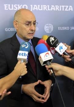El consejero de Interior del Gobierno vasco, Rodolfo Ares, hace declaraciones a los medios de comunicación, tras la reunión que mantuvo hoy con un grupo de embajadores y consejeros de diversas misiones dipomáticas  (Foto: EFE)