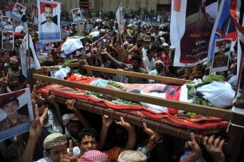  Opositores yemeníes portan el cadáver de un opositor asesinado presuntamente a manos del ejército leal al presidente yemení, Alí Abdalá Saleh, durante el funeral celebrado en Saná