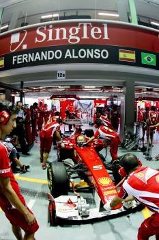 El monoplaza de Alonso, ayer en los garajes de Ferrari en el trazado de Marina Bay, en Singapur. (Foto: DIEGO AZUBEL)