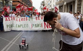 Los trabajadores de astilleros de Sevilla volvieron a salir ayer a la calle como medida de protesta por el inminente cierre de la empresa. Es uno de los cuatro astilleros de la antigua Izar que fue privatizado, junto a Sestao, Manises y Juliana. 