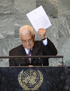 El presidente palestino blande ante la Asamblea General la solicitud de adhesión a la ONU (Foto: ANDREW GOMBERT)