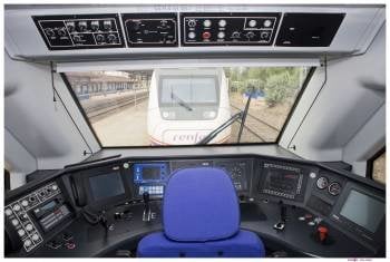 Cabina de conducción de un tren S-121, que en diciembre operará entre Ourense, Santiago y A Coruña.  (Foto: ARCHIVO)