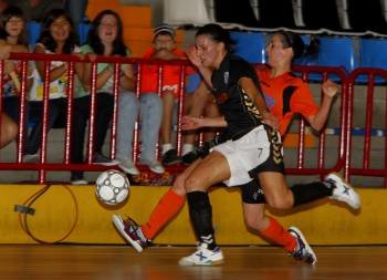 Ampi, autora del único gol del partido, pelea con una jugadora del Burela. (Foto: EL PROGRESO)