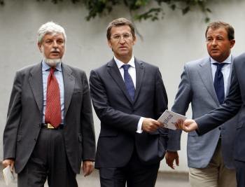 El presidente de la Xunta, con el embajador de España en México, Manuel Alabart, y Javier Guerra. (Foto: José Méndez)
