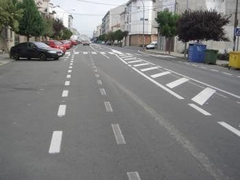 Avenida de Laza. En el asfalto se confunde la señalización horizontal actual con la antigua.   (Foto: A.R.)