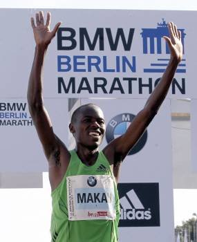 El keniata Patrick Makau celebra su victoria en la 38 edición de la maratón de Berlín (Foto: EFE)
