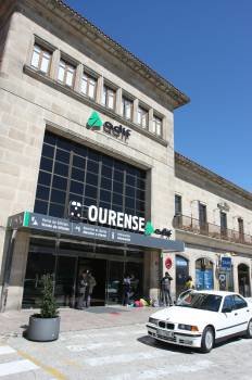 Sobre estas líneas, los proyectos de las estaciones de Huelva, Granada, Valladolid o Lugo. A la izquierda, una imagen del actual edificio de la estación ferroviaria ourensana, en A Ponte. 