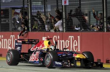 Vettel, en el momento de adjudicarse el GP de Singapur de Fórmula 1. (Foto: S. MORRISON)