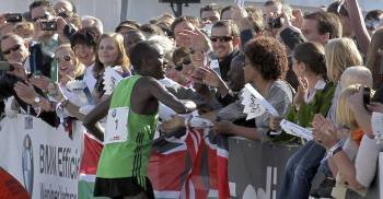 El keniano Makau celebra la victoria en Berlín con récord del mundo incorporado. (Foto: GANGKUMM)