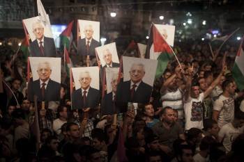 Ciudadanos palestinos escuchan en la calle el discurso de Mahmud Abás en la sede de la ONU. (Foto: O. WEIKEN)