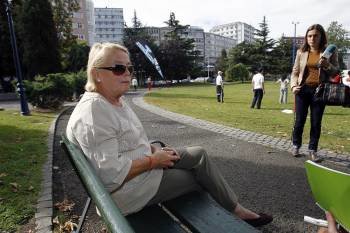 Carme Baudot, madre de uno de los tripulantes del petrolero, en un parque de A Coruña (Foto: CABALAR)