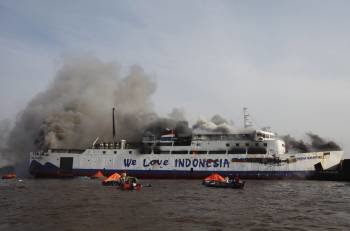 El transbordador KM Marina Nusantara en llamas tras chocar con un remolcador en el río Barito, en Banjarmasin, en el sur de la isla indonesia de Borneo (Foto: EFE)