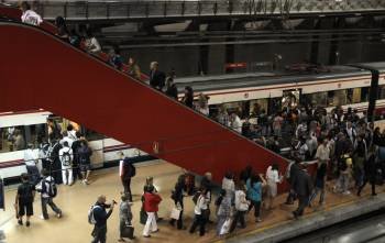 Vista parcial de la estación de Atocha de Madrid tomada durante la jornada de huelga parcial de los trabajadores de Renfe en protesta por el plan de segregación y privatización del transporte de mercancías por ferrocarril.  (Foto: EFE)