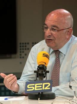 El vicepresidente de la Comisión Europea y comisario de Competencia, Joaquín Almunia, durante una entrevista (Foto: EFE)