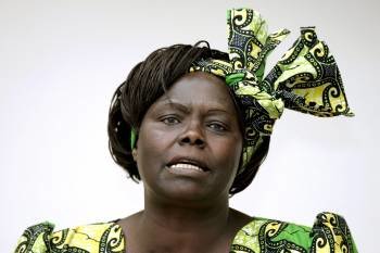 Foto de archivo de la activista keniana Wangari Maathai, ganadora del Premio Nobel de la Paz 2004, durante su visita al Parlamento belga el 16 de marzo de 2005. (Foto: Archivo EFE)