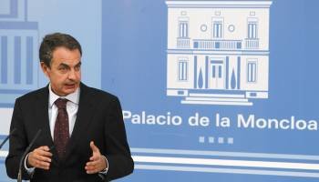 El presidente del Gobierno, José Luis Rodríguez Zapatero, durante su comparecencia ante los periodistas para informar del decreto de disolución de las Cortes y de convocatoria de las elecciones (Foto: EFE)
