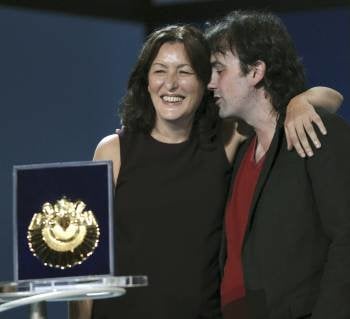  El realizador Isaki Lacuesta (d) y la productora Luisa Matienzo celebran la Concha de Oro a la mejor película, durante la gala de clausura del 59 Festival de Cine de San Sebastián.EFE/Juan Herrero 