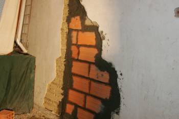 El butrón aún era perfectamente visible en la pared, aunque había sido tapado por ladrillos. (Foto: MARCOS ATRIO)