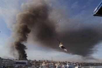 Vista del incendio de grandes dimensiones que se produjo en una nave frigorífica de pescado en Vigo. (Foto: ATLÁNTICO DIARIO)