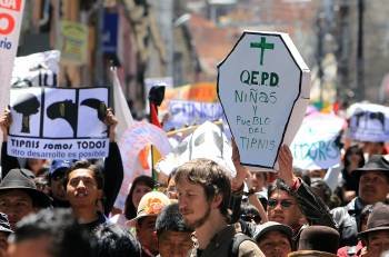 Protestas en La Paz por la represión policial contra la marcha de los indígenas. (Foto: MARTÍN ALIPAZ)